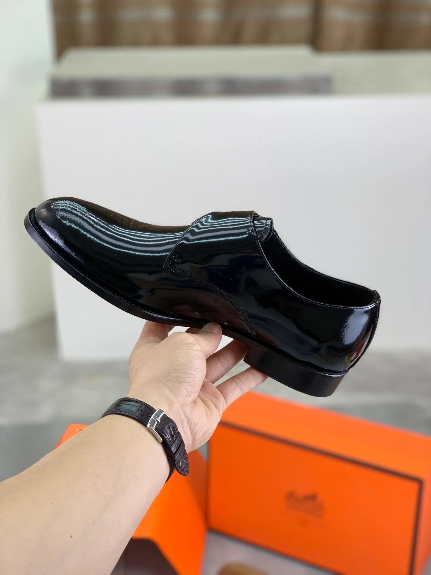 Factory price P940 💰💎💎💎 Original genuine leather outsole Brand: Hermès Grade: Same as the official website Original quality materials: Original soft calfskin Water-dyed cowhide lining Original Italian genuine leather outsole Style categories: Men's fashion Formal casual leather shoes Slip-on men's shoes series Young fashion European and American trends British style Code number: 39-45 (38.46 can be customized)